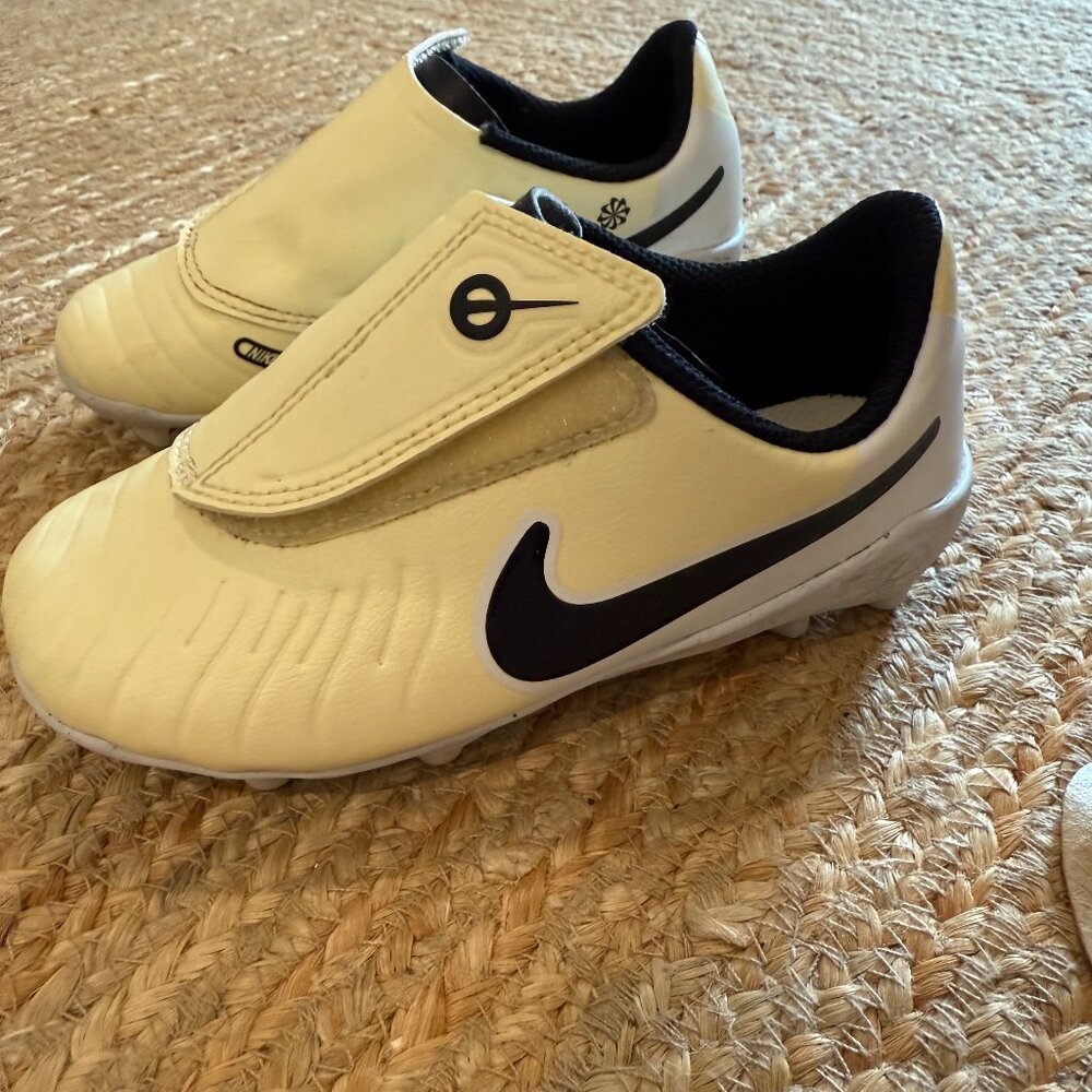 Nike Youth Soccer Cleats Size 9.5C